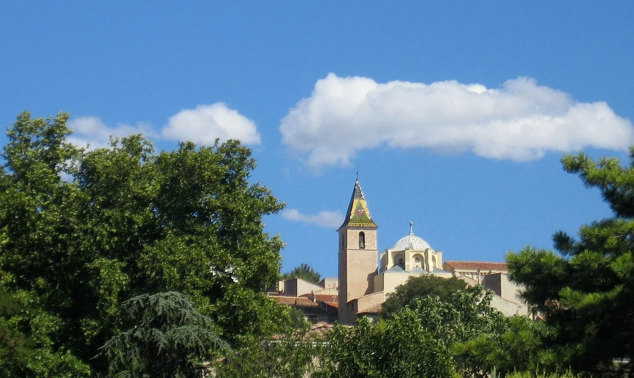 Le village d'Allauch et son clocher au-dessus des arbres