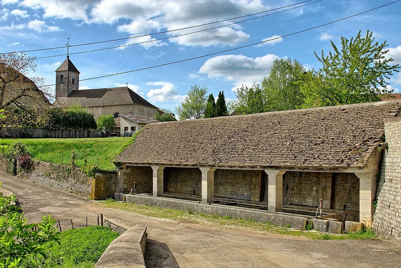 Lavoir-abreuvoir et église à Amondans