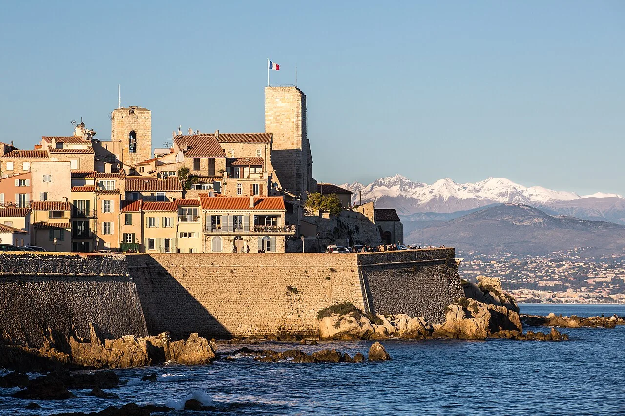 Remparts du vieil Antibes au bord de la Méditerranée