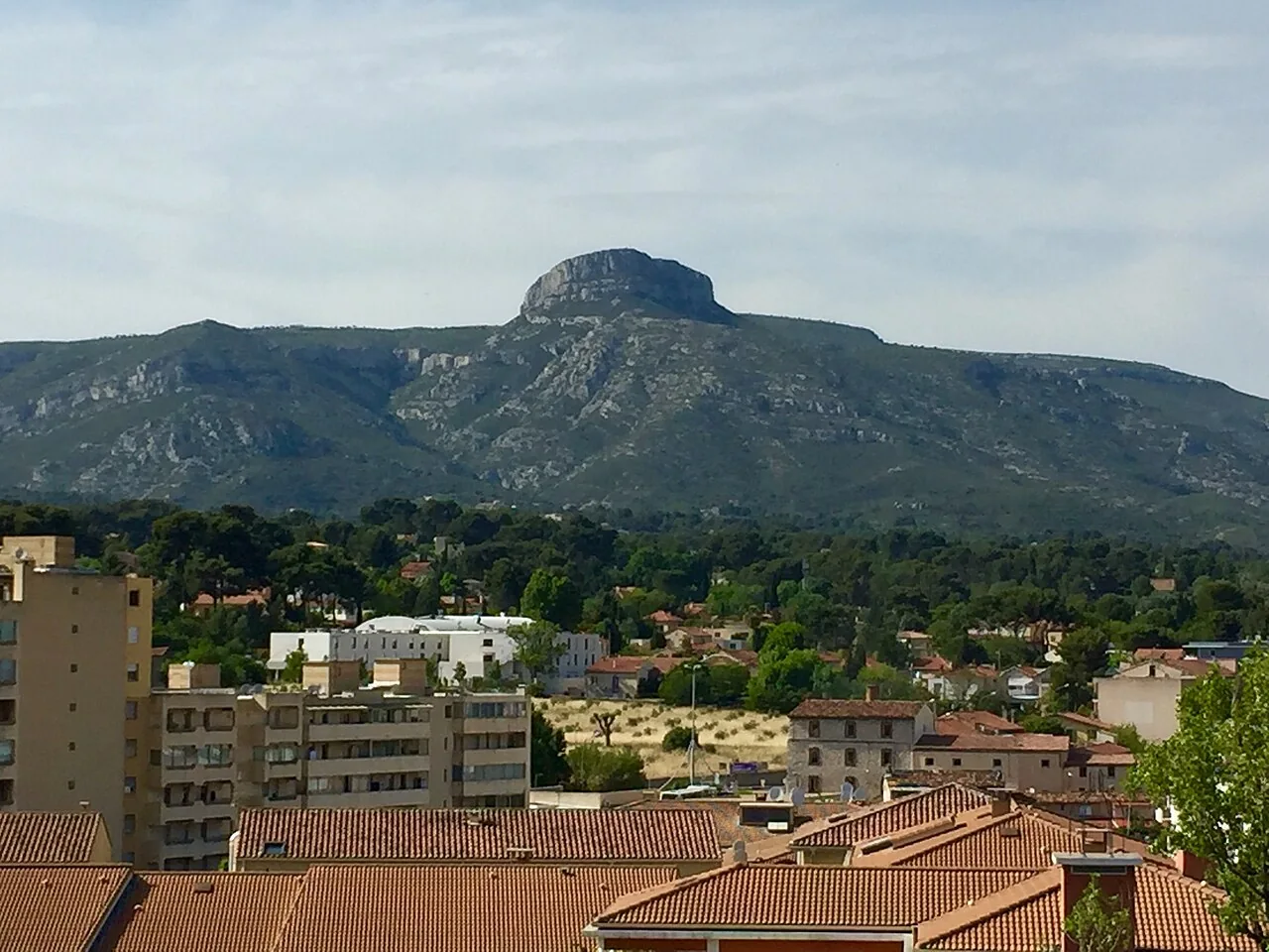 Le massif du Garlaban vu depuis le centre d'Aubagne