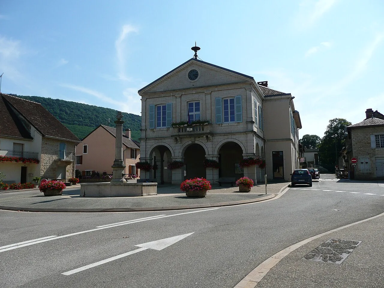 Place de la mairie à Beaufort, commune de Beaufort-Orbagna