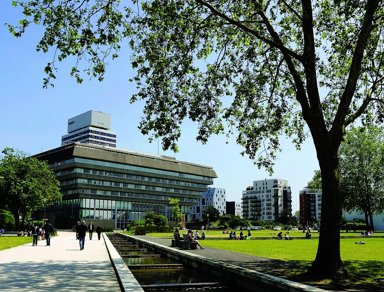 Parc François-Mitterrand et bâtiments du Grand Centre à Cergy