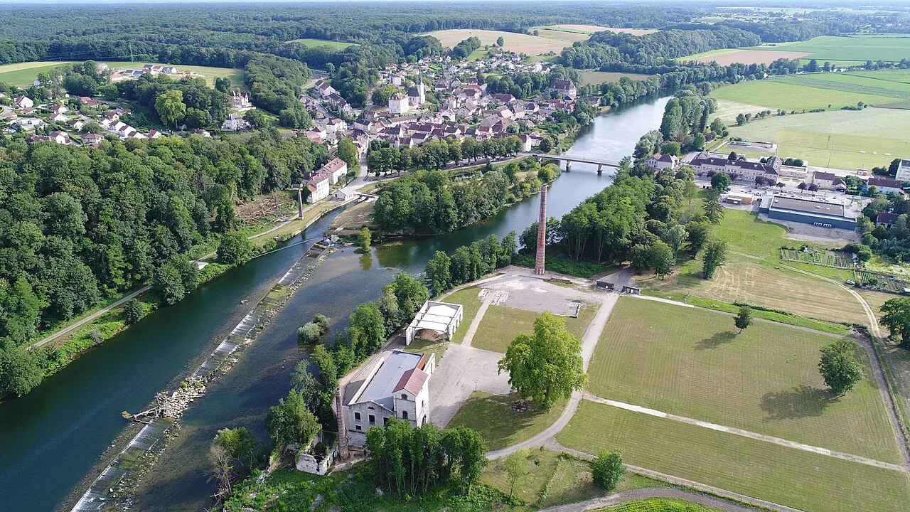 Vue des anciennes forges et du Doubs à Fraisans