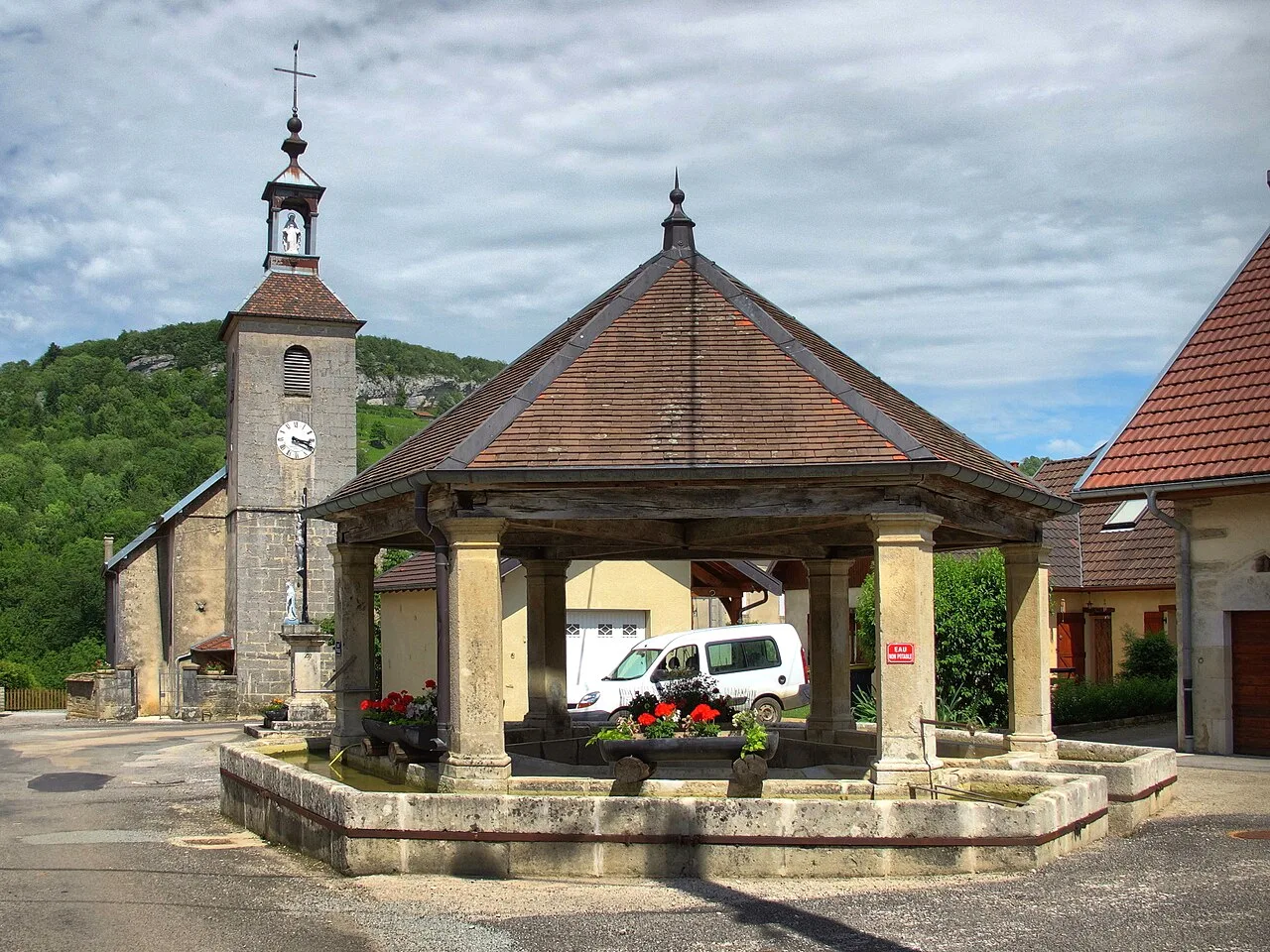 Fontaine et église de Malans dans le Doubs