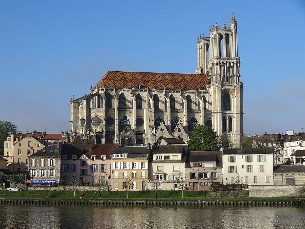 Collégiale Notre-Dame de Mantes-la-Jolie au bord de la Seine