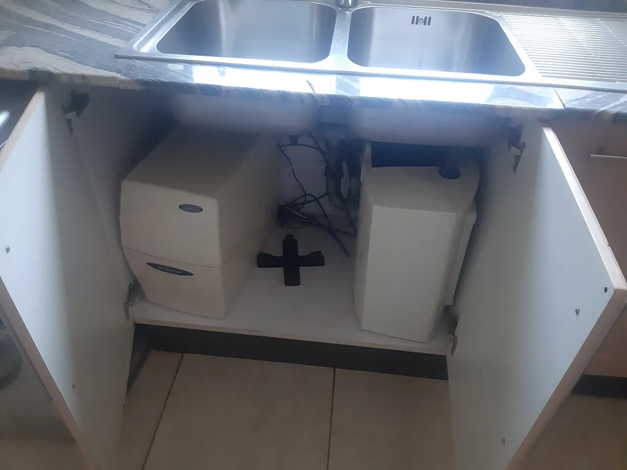Système de filtration de l'eau sous un évier