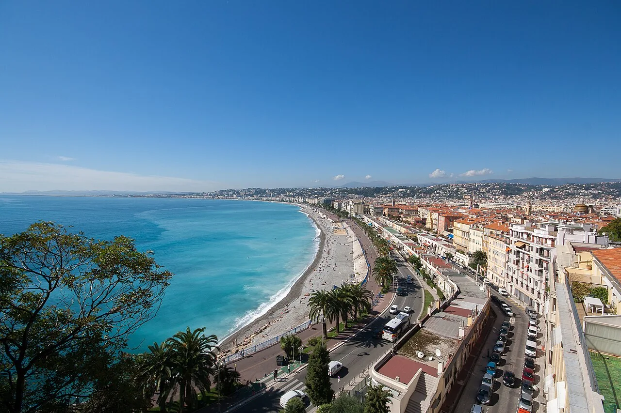 La promenade des Anglais et la baie des Anges à Nice