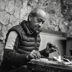 Artisan dans un atelier, photographie en noir et blanc — photo d’illustration