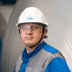 Homme en tenue de protection dans un environnement industriel — photo d’illustration