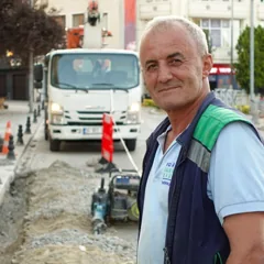Homme souriant en tenue de travail dans une rue — photo d’illustration