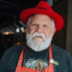Artisan portant un chapeau rouge et un tablier — photo d’illustration