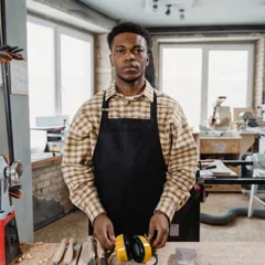 Homme en tablier dans un atelier — photo d’illustration