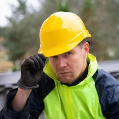Homme en veste réfléchissante et casque jaune — photo d’illustration