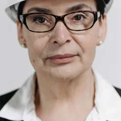 Femme portant des lunettes et un casque de chantier — photo d’illustration