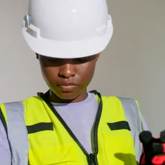 Femme portant un casque blanc et un gilet de sécurité — photo d’illustration