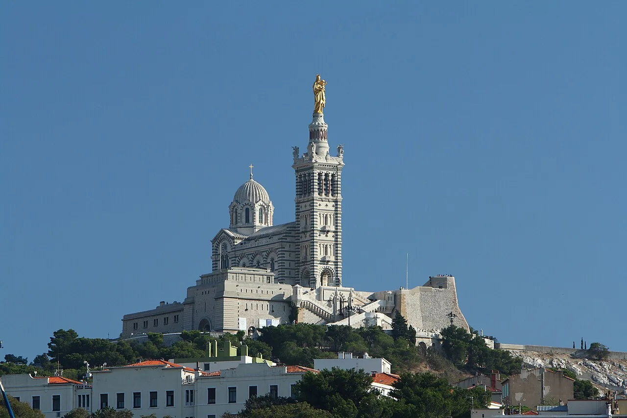 Notre-Dame-de-la-Garde dominant Marseille en Provence-Alpes-Côte d'Azur