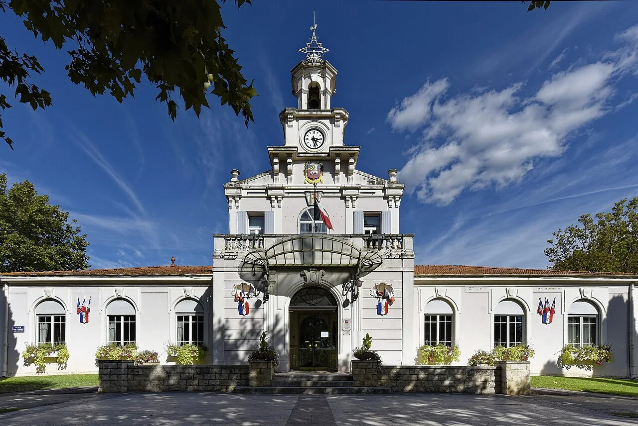 Façade et clocher de l'hôtel de ville de Saint-Martin-de-Crau