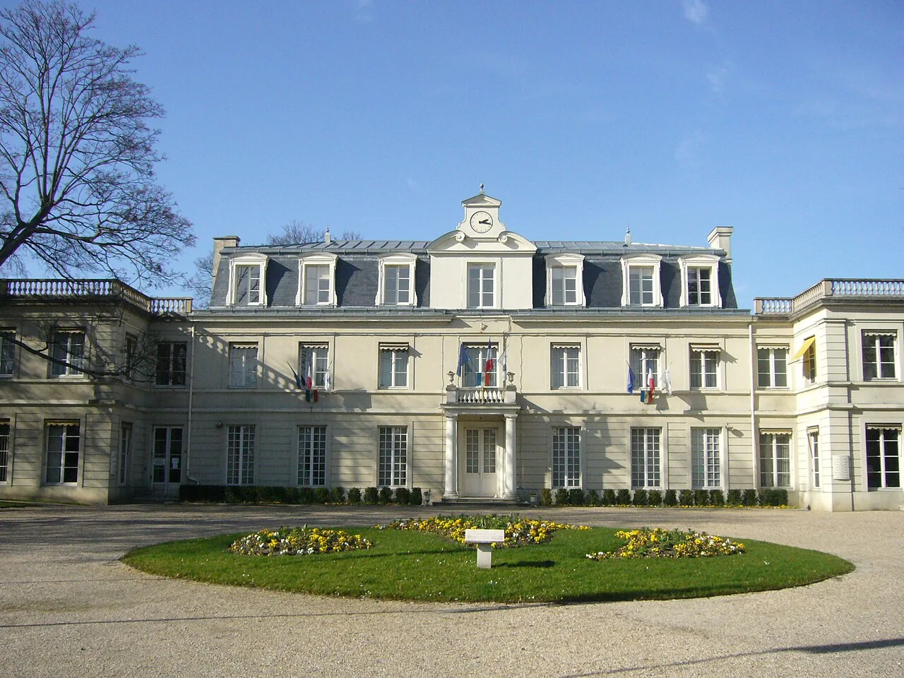 Hôtel de ville de Sartrouville vu depuis son jardin